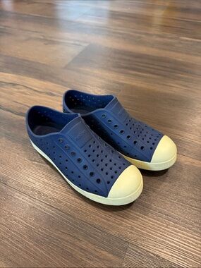 Native Jefferson Shoes Navy Blue Rubber Sneakers Junior Big Kid Size J3